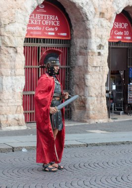 Piazza sutyen lejyonerleri tezgahı olarak giyinmiş bir adam