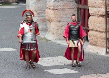 Verona Arena yakınındaki Roma lejyonları gibi giyinmiş iki adam