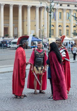 Dört kişi lejyonerleri Piazza sutyen durmak gibi giyinmiş