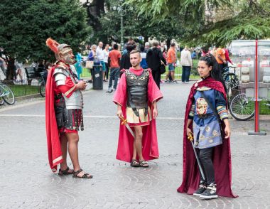 Verona Arena yakınındaki lejyonerleri stand olarak halklar giymiş vardır