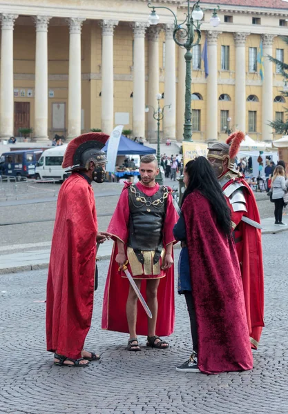 4 명이 입고 legionaries 광장 브래지어에 서 서 — 스톡 사진