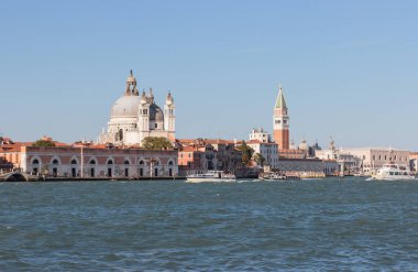 Konut Canal Grande'ye bakan cephe 