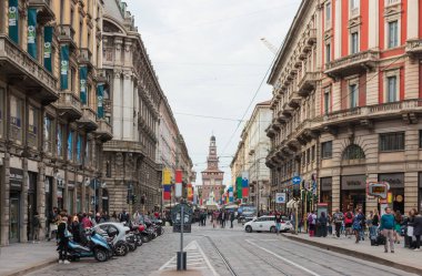 Halklar Milano dekore edilmiş Dante Avenue boyunca yürüyüş
