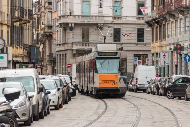 Milan, İtalya Cusani cadde boyunca yolculuk tramvay gider.
