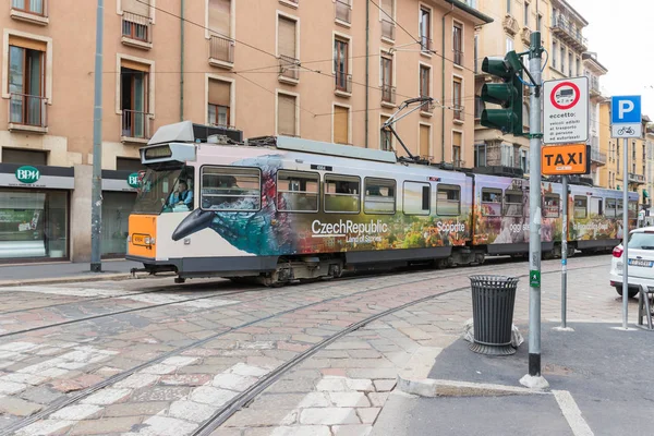 Reis tram rijdt langs Cusani straat in Milaan, Italië. — Stockfoto