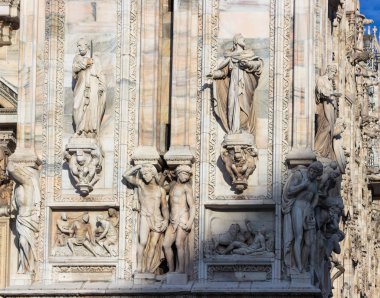 Bir Milan Katedrali yan duvar dekorasyon heykeller