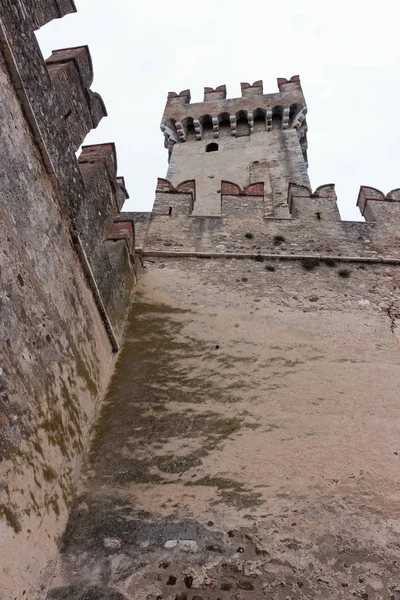 De toren van de hoek van de Castello Scaligero in Sirmione — Stockfoto