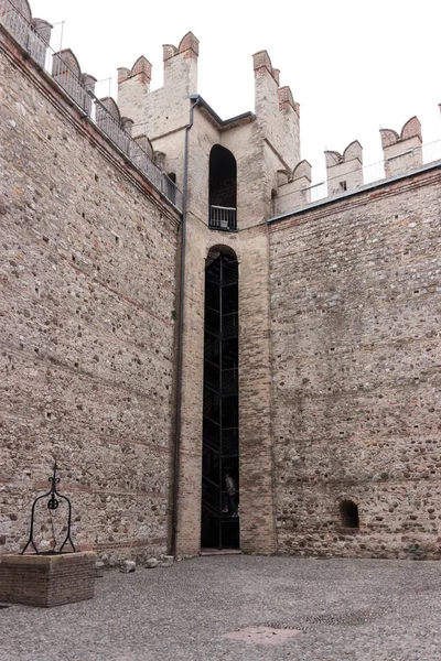 Corner tower of the Castello Scaligero in Sirmione — Stock Photo, Image