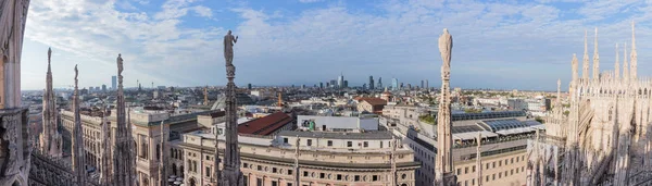 밀라노의 대성당의 지붕에서 밀라노의 파노라마 보기 — 스톡 사진