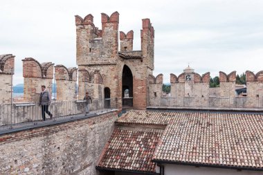 Castello Scaligero Sirmione'da duvarlarında turist yürümek