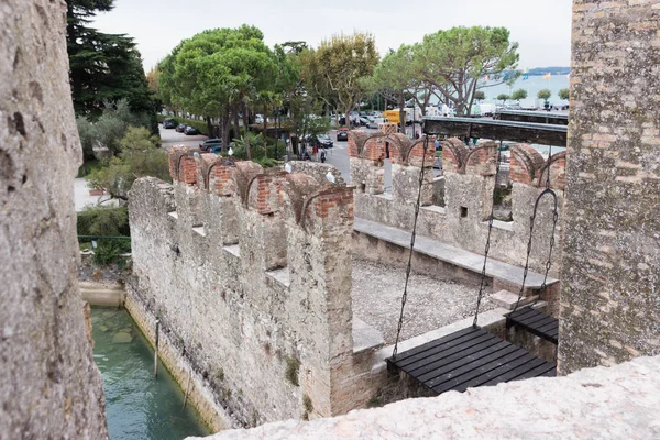 Schorsing brug van Castello Scaligero door het water in Sir — Stockfoto