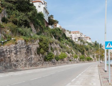 Nesher şehirde bir tepede duran evlerin sokak 