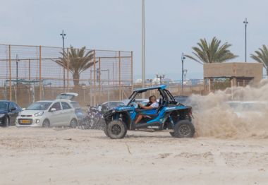 Genç adam onun off-road araç üzerinde aşırı sürücüleri