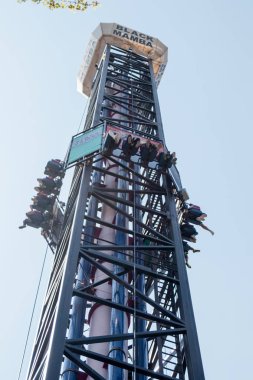 Kara Mamba cazibe üzerinde ilgi çekici yerlere park ziyaretçilerine binmek