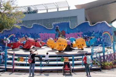 Şehirdeki ilgi çekici yerlere park ziyaretçilerine atlıkarınca üstünde binmek