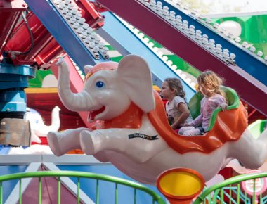 Şehirdeki ilgi çekici yerlere park ziyaretçilerine atlıkarınca üstünde binmek