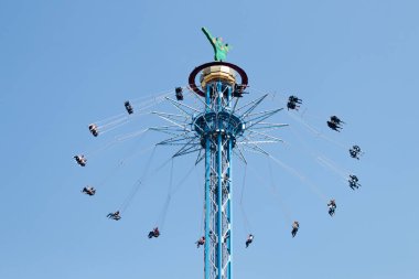 Şehirdeki ilgi çekici yerlere park ziyaretçilerine atlıkarınca üstünde binmek