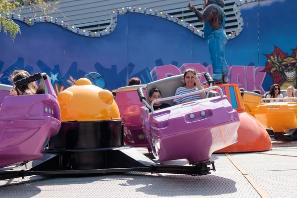 Bezoekers van de stad attracties park rijden op de carrousel — Stockfoto