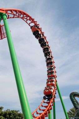 Ziyaretçiler için şehrin ilgi çekici yerlere park lunapark trenine binmek