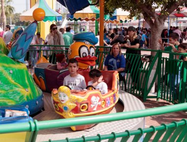 Şehirdeki ilgi çekici yerlere park ziyaretçilerine atlıkarınca üstünde binmek