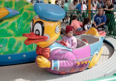 Şehirdeki ilgi çekici yerlere park ziyaretçilerine atlıkarınca üstünde binmek