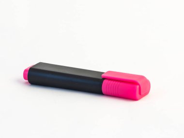Pembe marker ile beyaz arka plan üzerinde plastik gövde