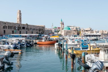 Eski şehrin Acre marina ve onun marina otellerini göster 