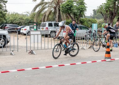 Katılımcı yıllık triatlon başlangıç başlar