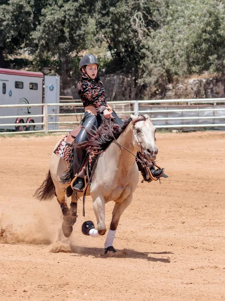 Účastníci v jezdeckých soutěžích provádět na koňské farmě — Stock fotografie