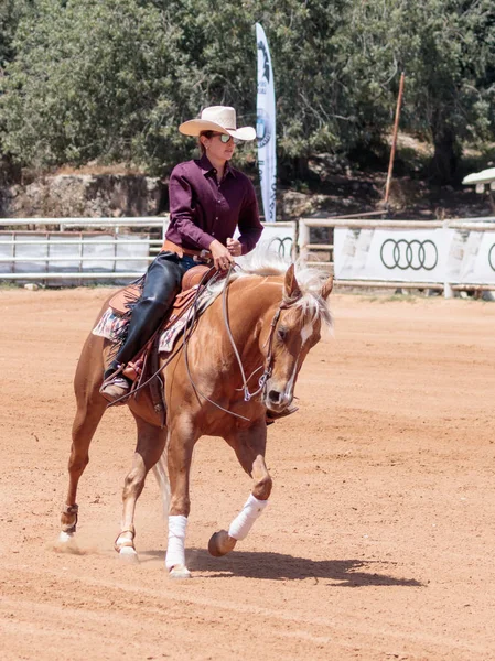 Deelnemers aan de hippische wedstrijden uitvoeren op een paard boerderij — Stockfoto