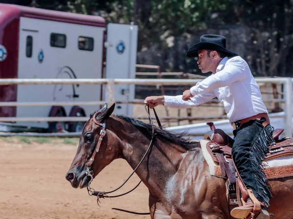 Participantes en competiciones ecuestres realizan en una granja de caballos — Foto de Stock