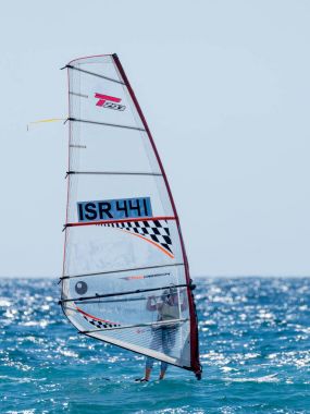 Rüzgar Sörfü de egzersiz bir renk eşofman genç atlet 