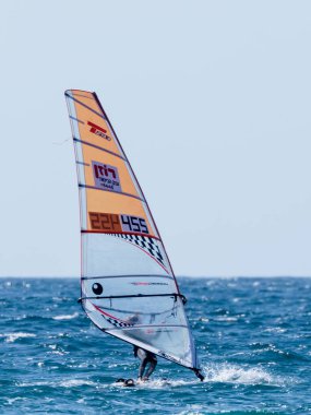 Rüzgar Sörfü de egzersiz bir renk eşofman genç atlet 