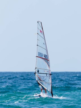 Rüzgar Sörfü de egzersiz bir renk eşofman genç atlet 