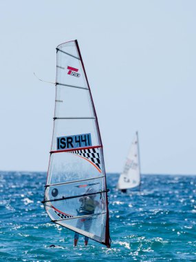 Rüzgar Sörfü de egzersiz bir renk eşofman genç atlet 