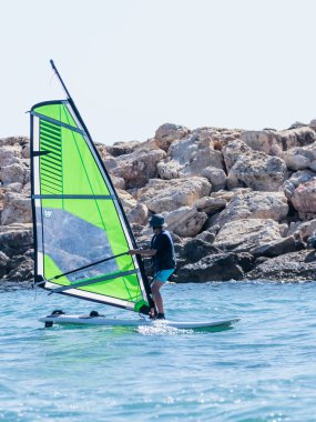 Rüzgar Sörfü de egzersiz bir renk eşofman genç atlet 