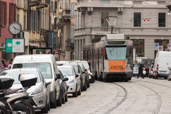 Tram rijdt door de straat Cusani in Milaan Italië — Stockfoto