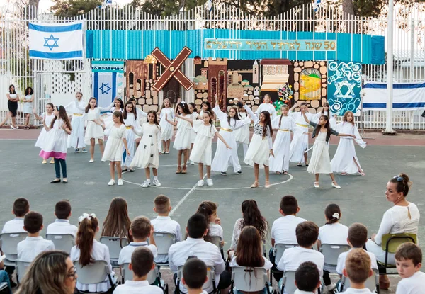 Los escolares de la escuela Katzenelson celebran 50 años de — Foto de Stock