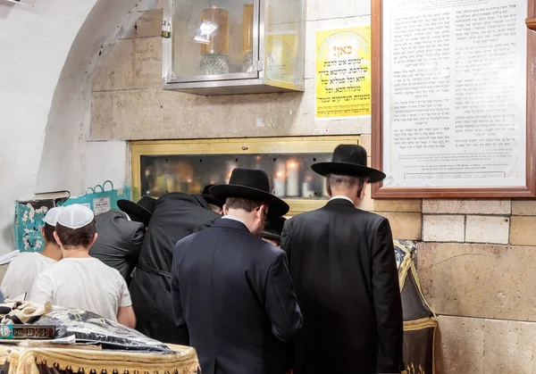 Ultra Ortodoks Yahudi haham Şimon Bar Yochai mezarında dua
