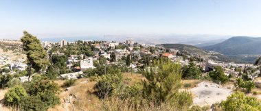 Panoramik şehir Safed (Zefat, Tsfat) ve deniz 