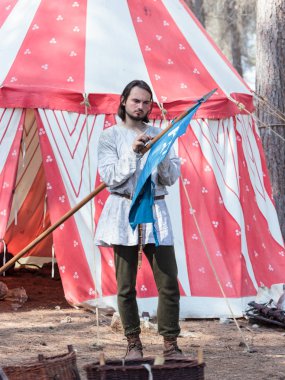 Yeniden inşası, boynuzları Hıttin Savaşı 1187 yılında katılımcısı bayrak Tiberias, İsrail yakınındaki kampanya önce kampta şaft bağlar