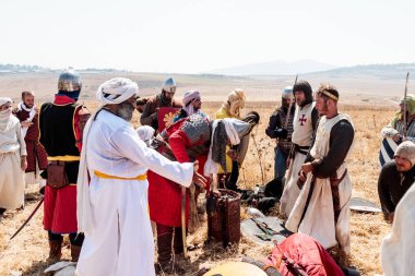 Boynuzları, Hıttin Savaşı 1 yeniden inşası katılımcısı