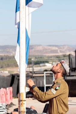 IDF raices N akşam oluşumunda, bayrak asker