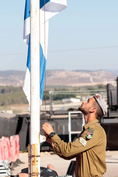 IDF raices N akşam oluşumunda, bayrak asker