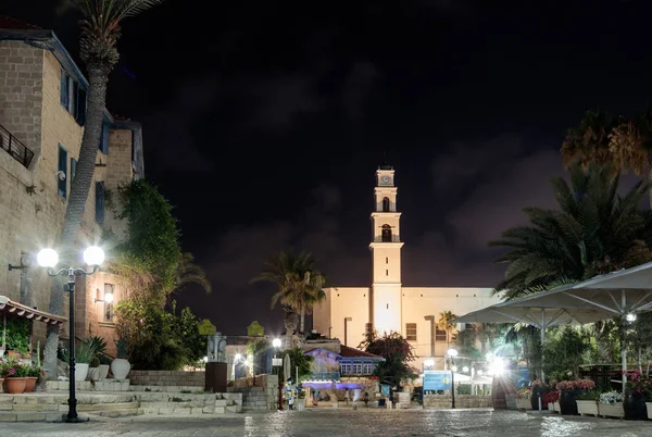 Plaza Kdumim e Iglesia de San Pedro con la Torre del Reloj en nig — Foto de Stock