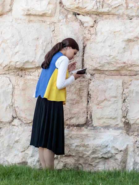 Religieuze joodse jonge vrouw leest boek met gebeden buiten de — Stockfoto
