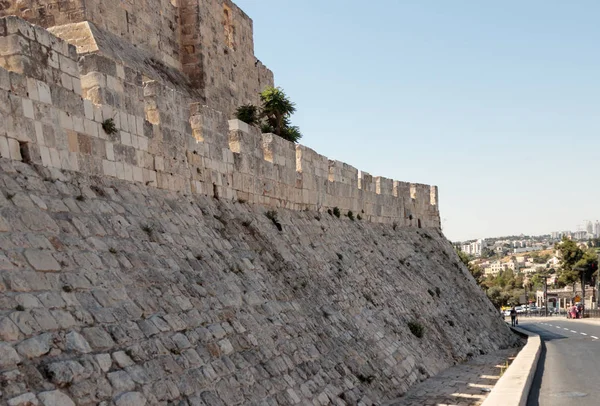 Фрагмент крепостных стен старого города возле Яффских ворот в Иерусалиме — стоковое фото