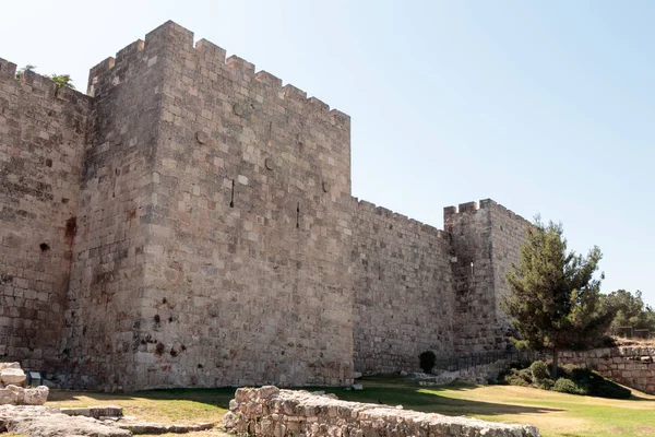 예루살렘에서 오래 된 견인의 요새 벽의 조각 — 스톡 사진