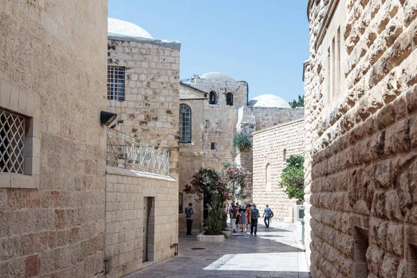 Toeristen lopen langs de stille straten thr in de oude stad van Jeruzalem, Israël. — Stockfoto