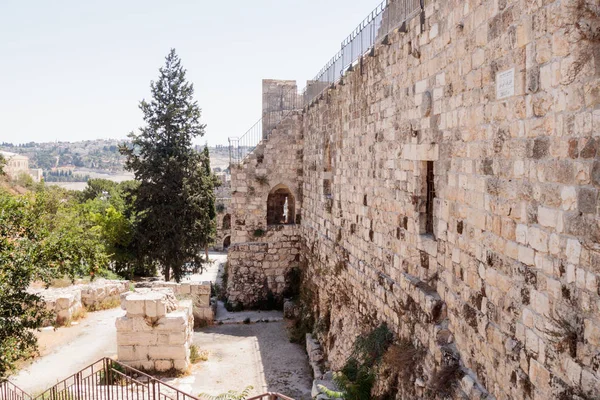 Fragmento de las murallas de la fortaleza y la calle de la Puerta de Sión cerca de la Puerta de Sión en el remolque viejo en Jerusalén, Israel — Foto de Stock